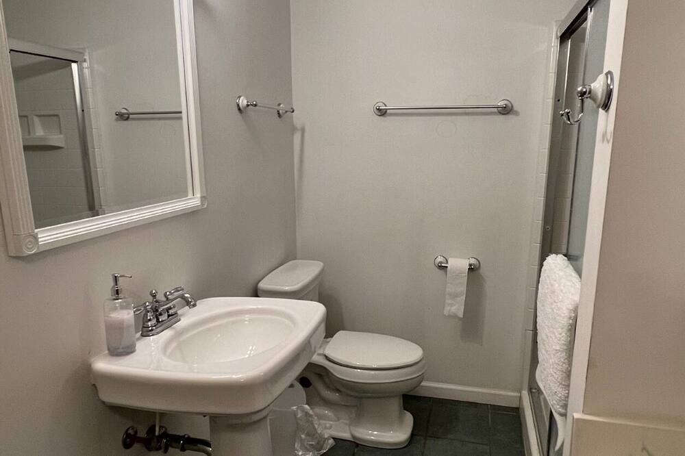 Photo of Bathroom in McGaheysville