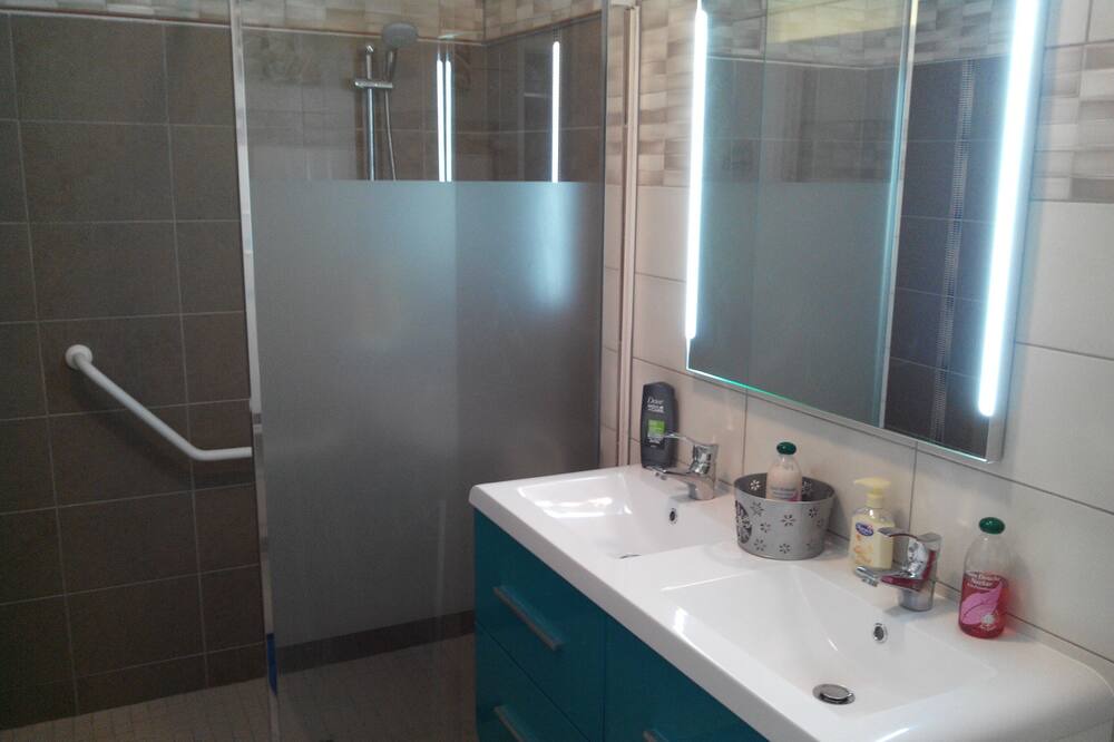 Photo of Bathroom in Loguivy