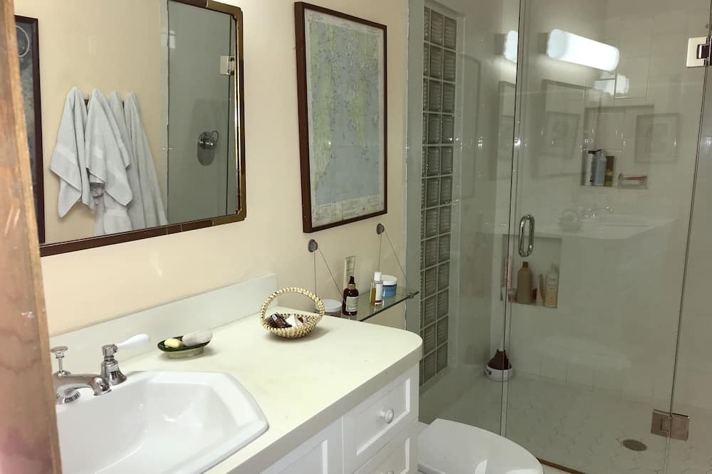 Photo of Bathroom in Northeast Coconut Grove