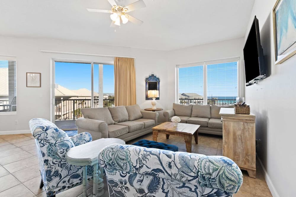 Photo of Livingroom in Avalon Beach Estates