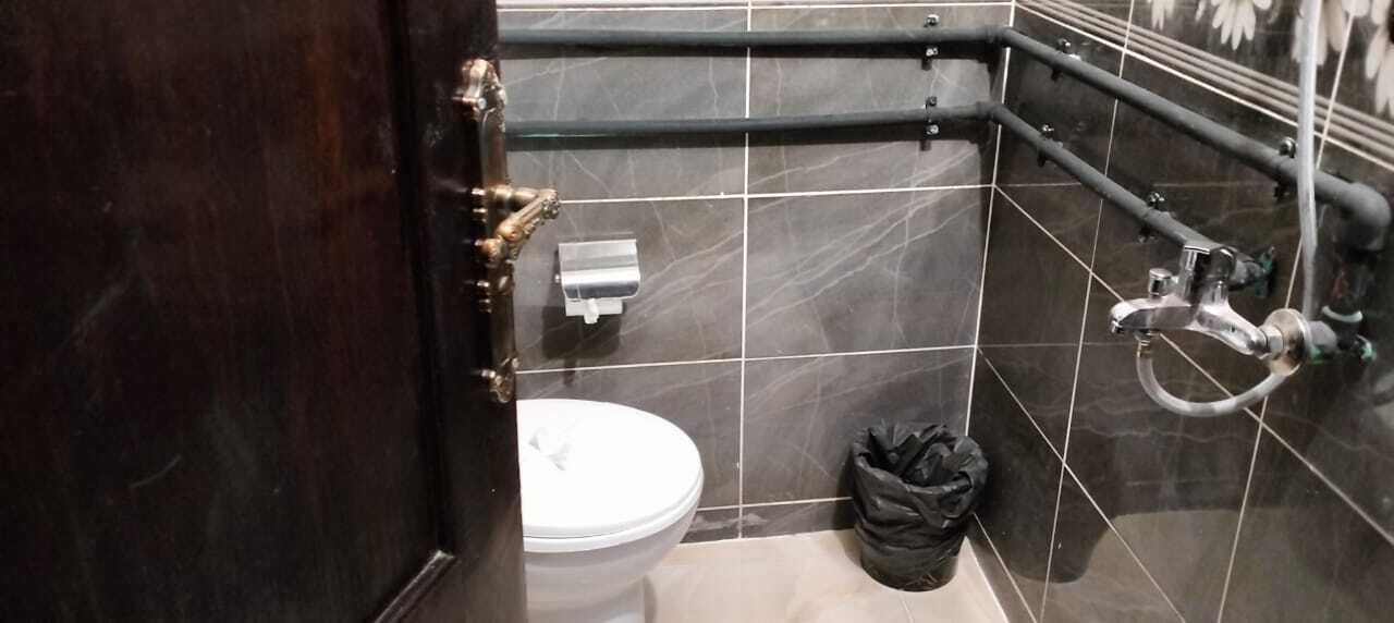 Photo of Bathroom in Pyramids Gardens