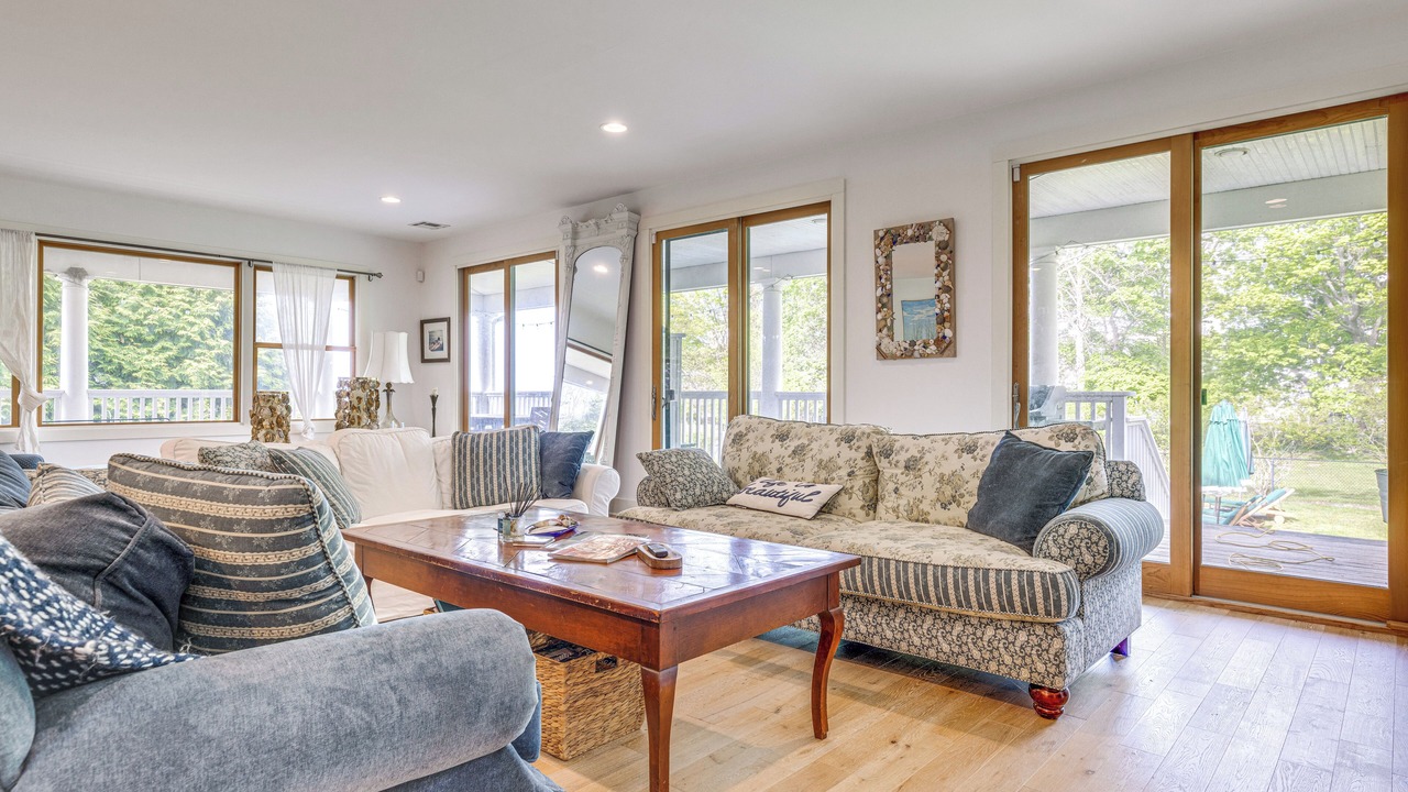 Photo of Livingroom in Center Moriches