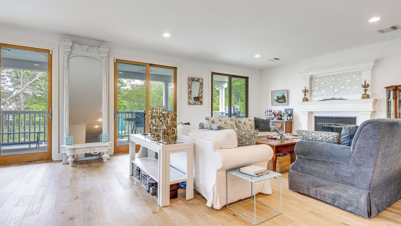 Photo of Livingroom in Center Moriches