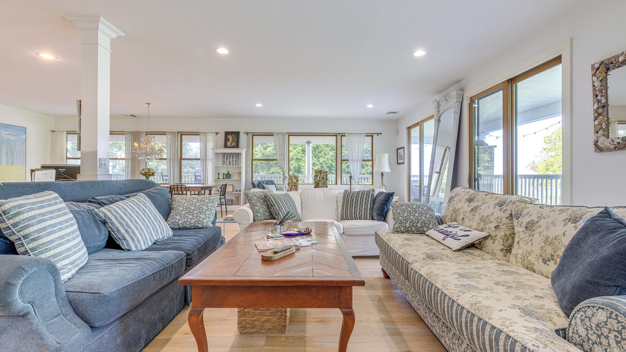 Photo of Livingroom in Center Moriches