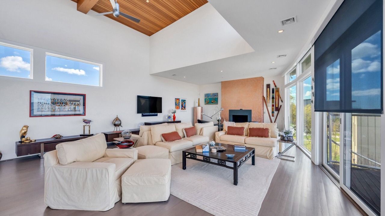 Photo of Livingroom in Westhampton