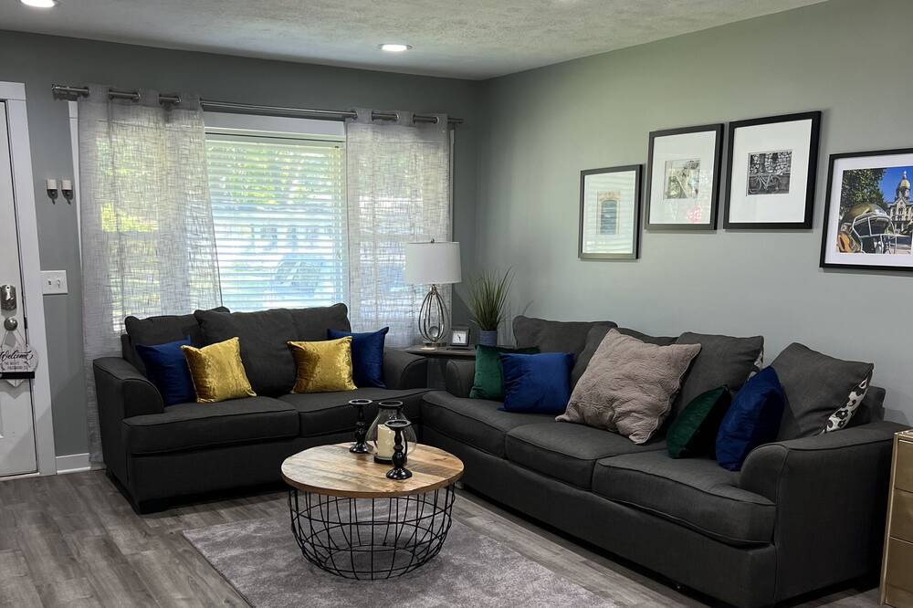 Photo of Livingroom in Wooded Estates