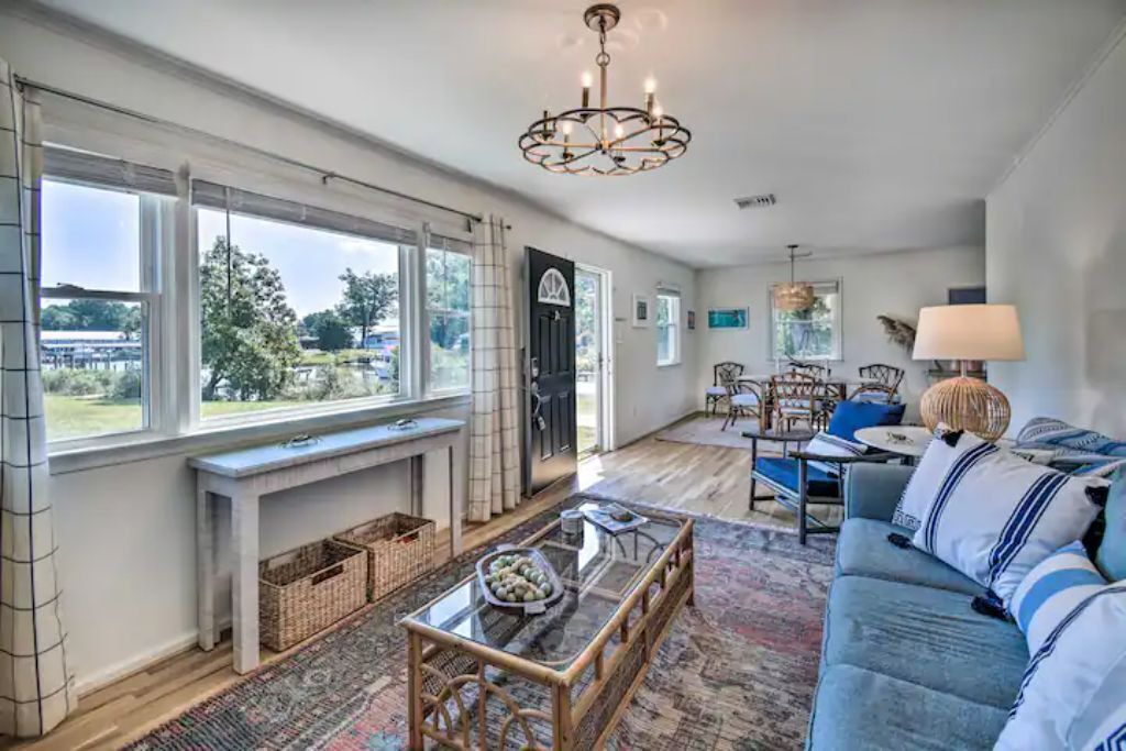Photo of Livingroom in Deltaville