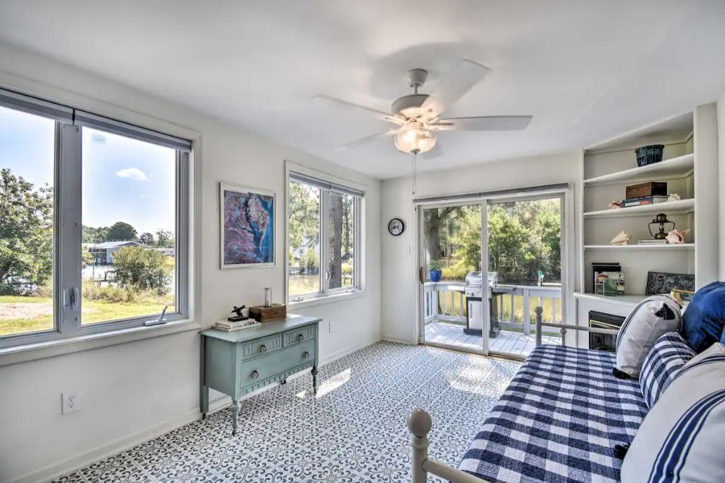 Photo of Livingroom in Deltaville