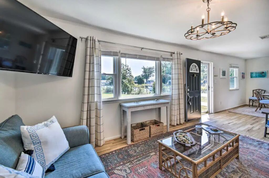 Photo of Livingroom in Deltaville