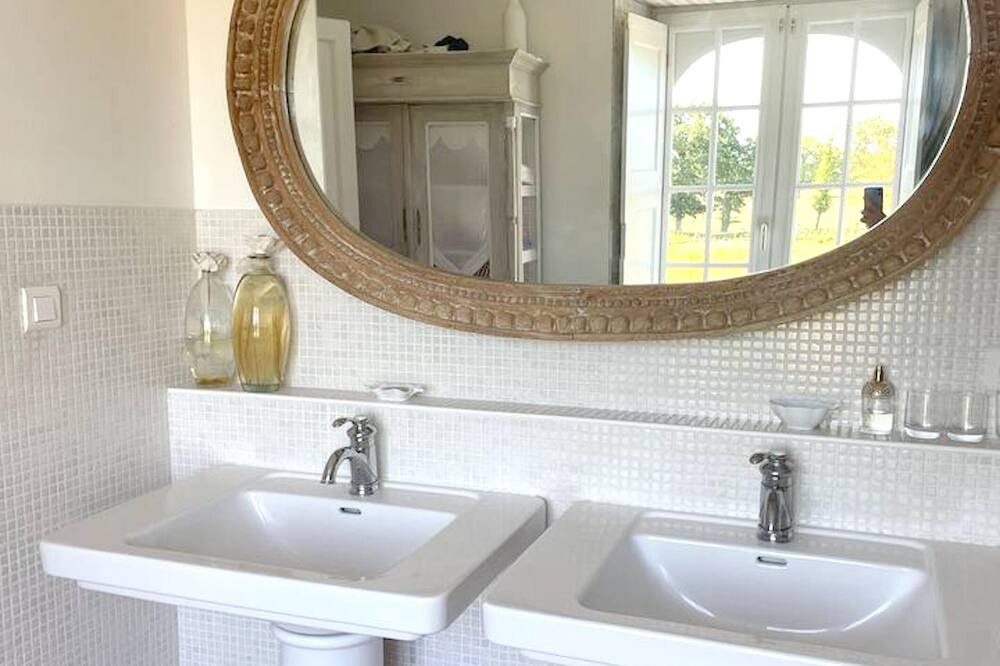 Photo of Bathroom in Ploubalay