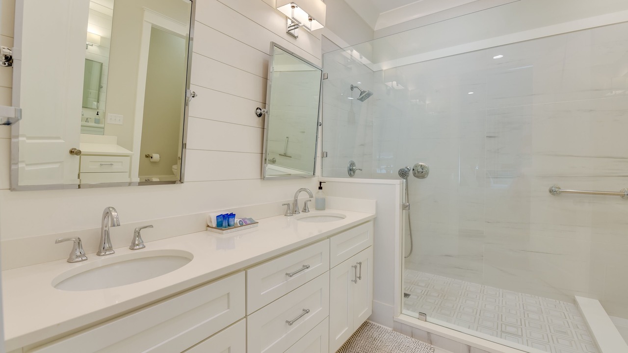 Photo of Bathroom in Avalon Beach Estates