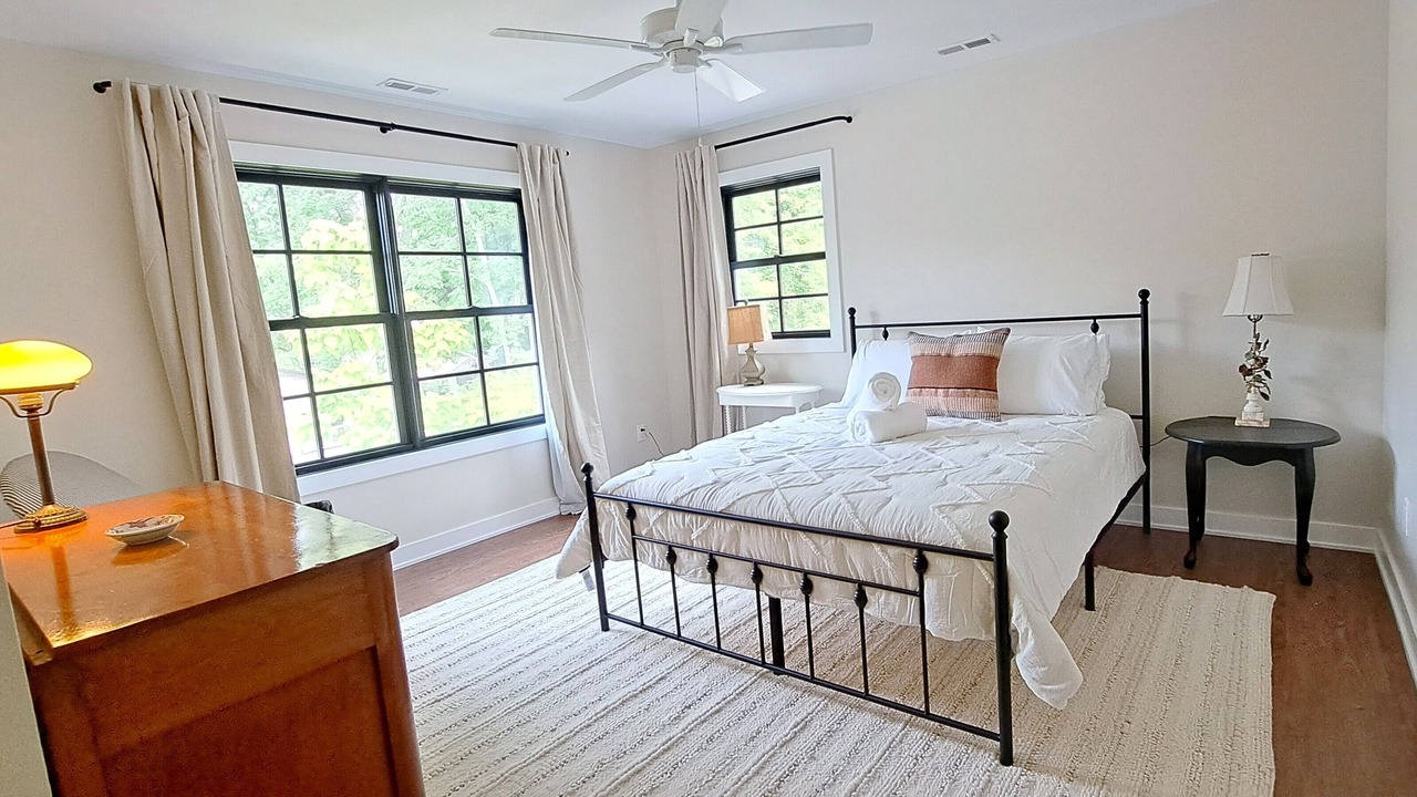 Photo of Bedroom in Lakeside
