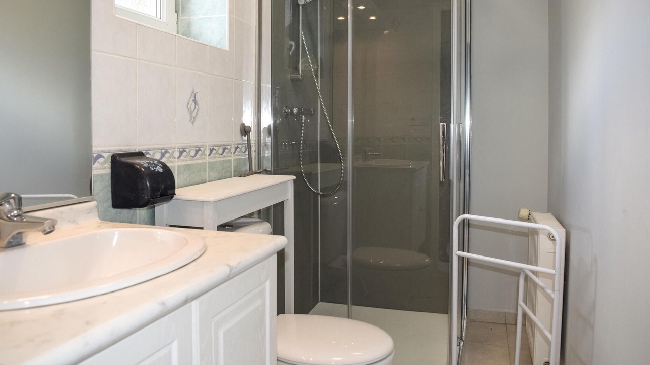 Photo of Bathroom in Quemperven