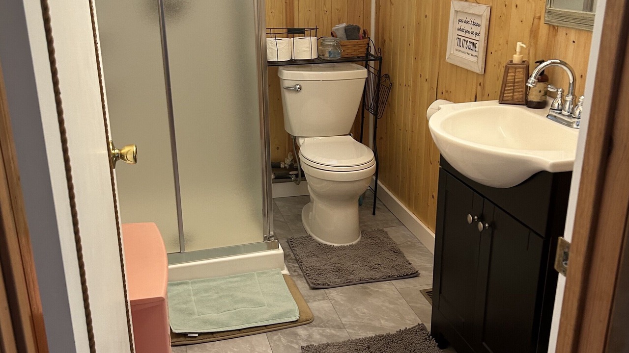 Photo of Bathroom in Lakeview