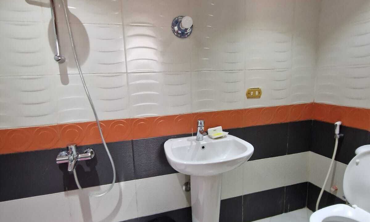 Photo of Bathroom in Pyramids Gardens