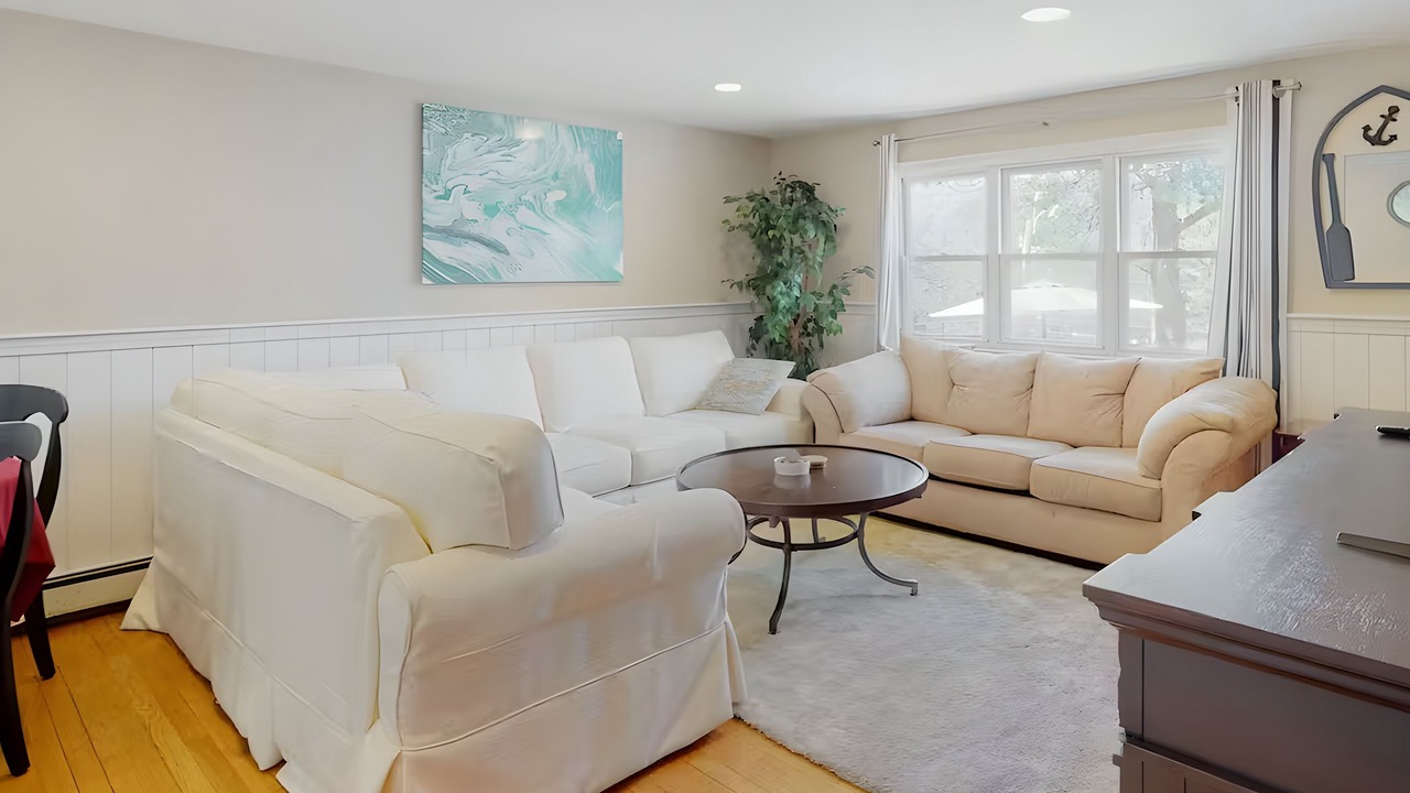 Photo of Livingroom in Truro