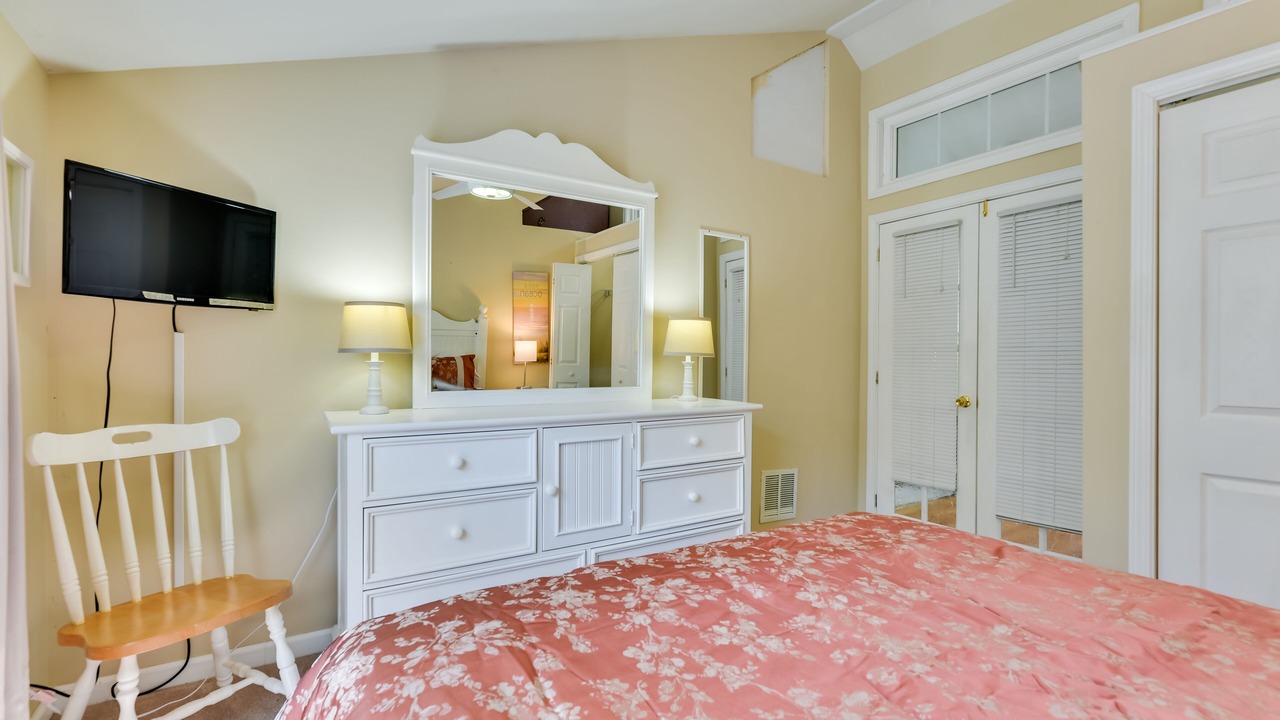 Photo of Bedroom in Lake View