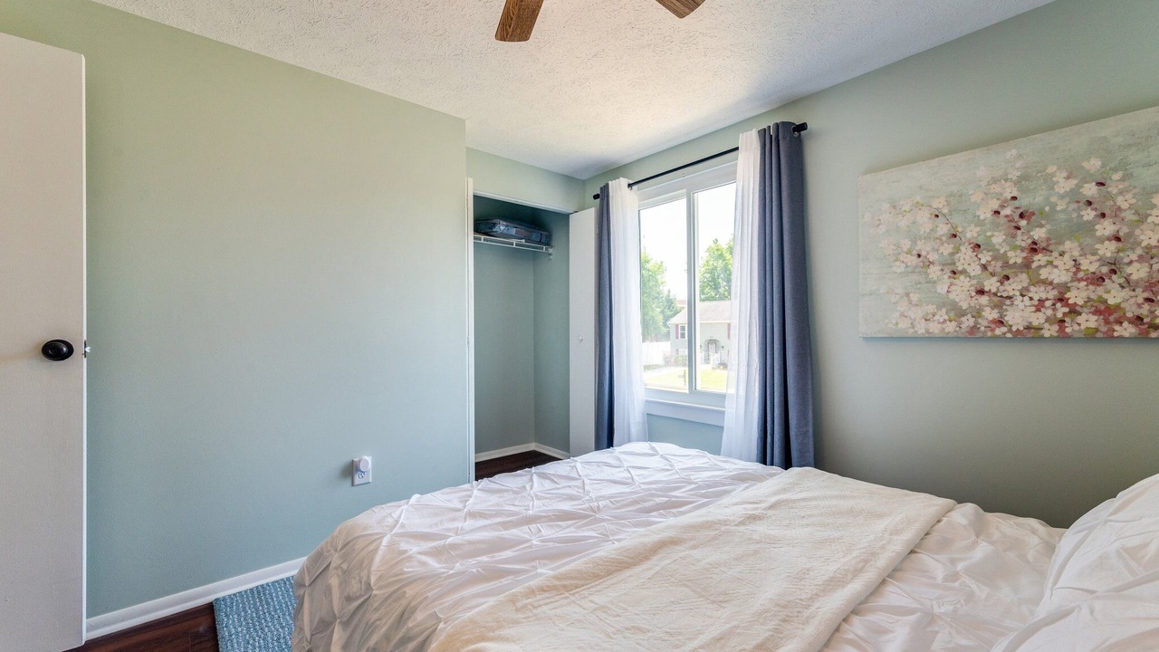 Photo of Bedroom in Coliseum Central