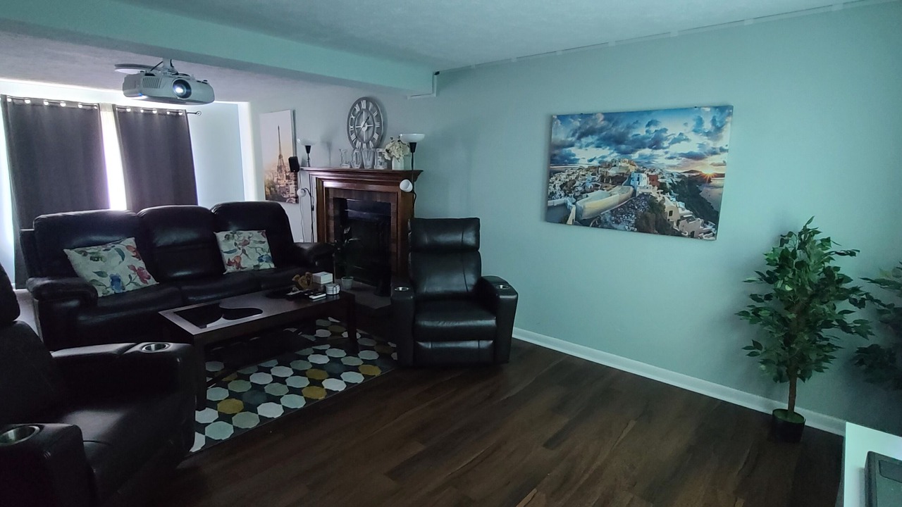 Photo of Livingroom in Coliseum Central