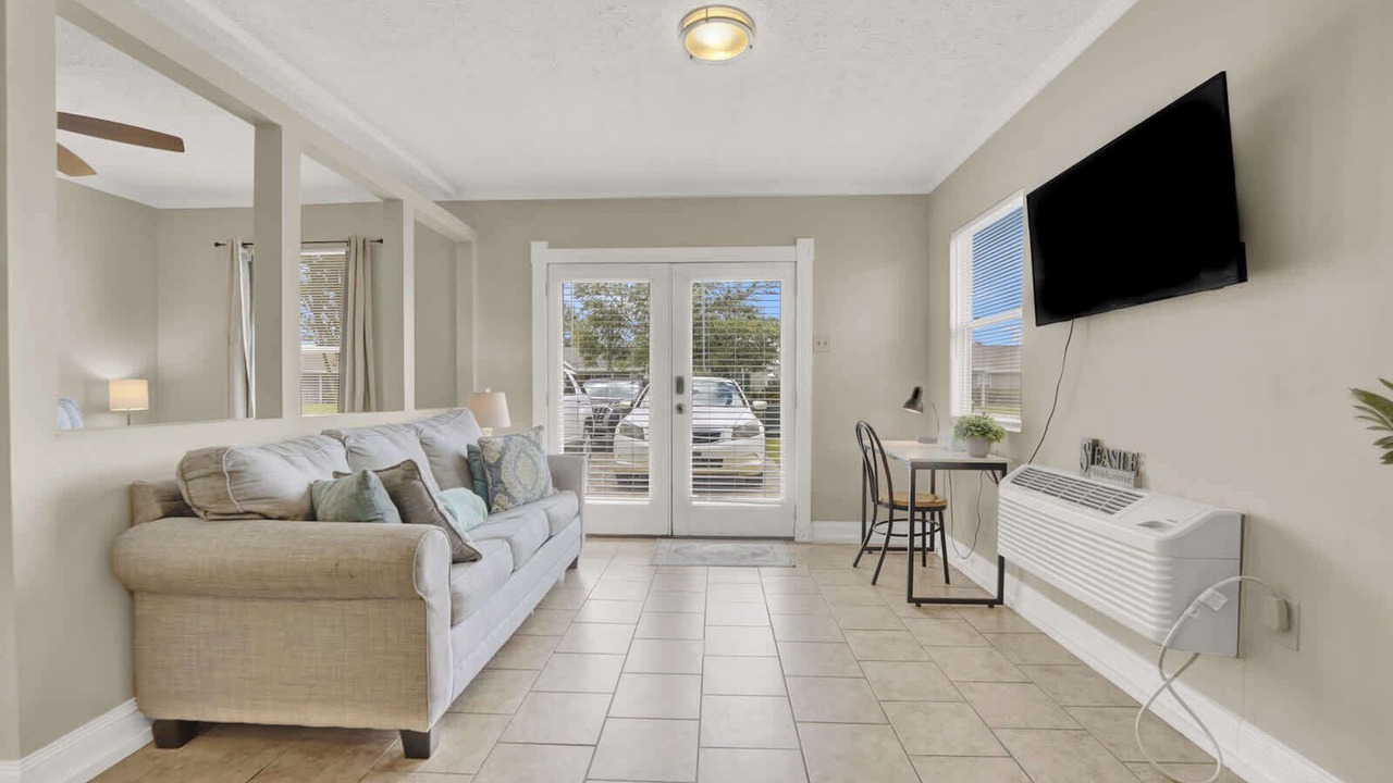 Photo of Livingroom in Lynn Haven