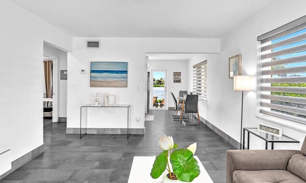 Photo of Livingroom in Davie