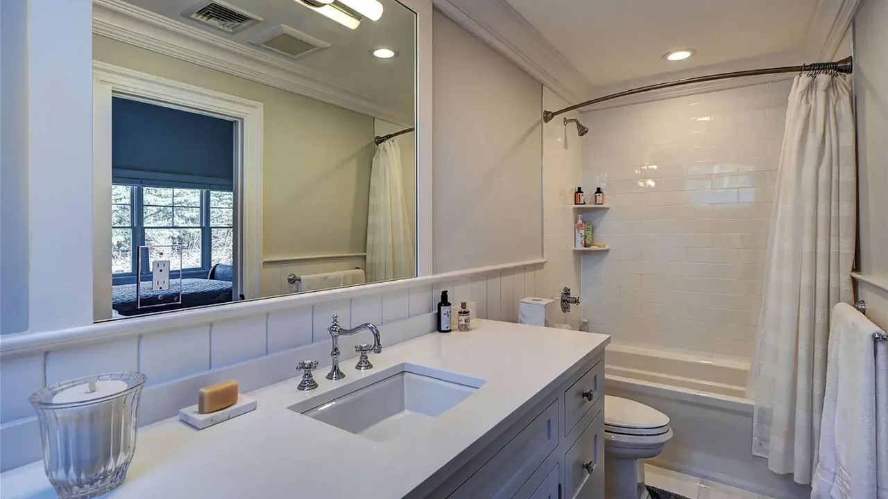Photo of Bathroom in Shinnecock Hills
