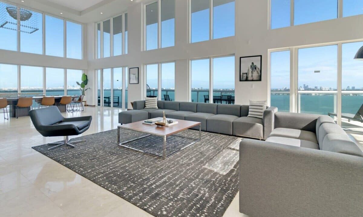 Photo of Livingroom in North Bay Village