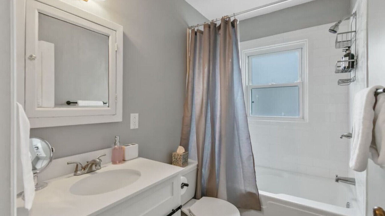 Photo of Bathroom in Speedway