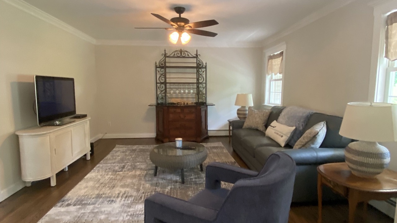 Photo of Livingroom in Center Moriches