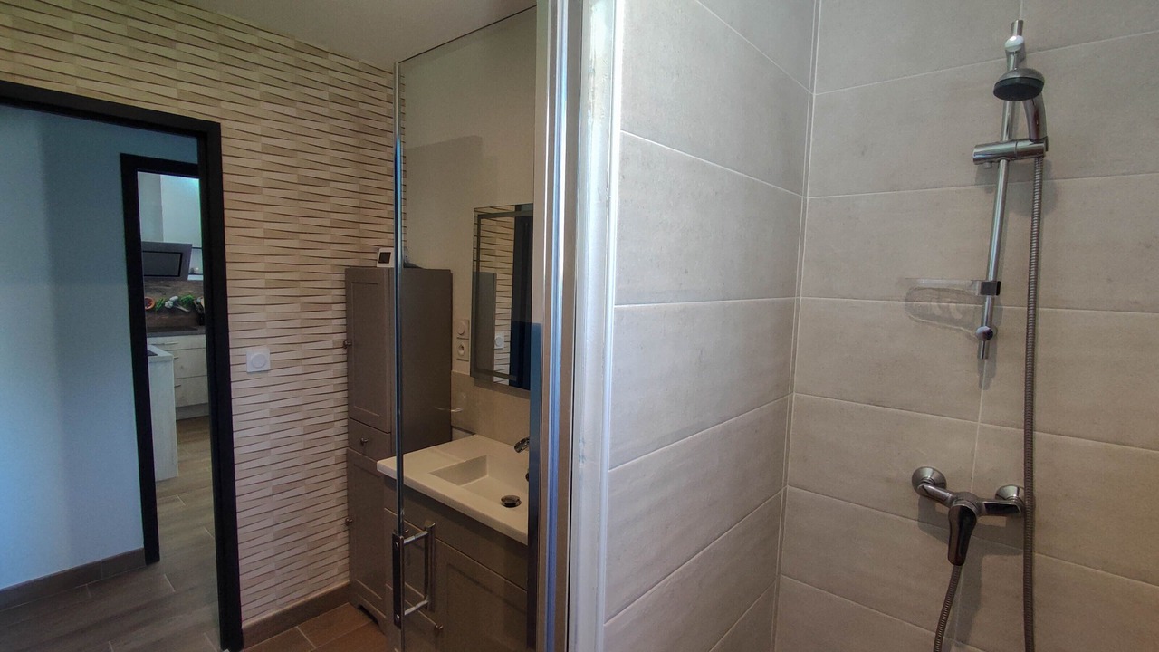 Photo of Bathroom in Plovan