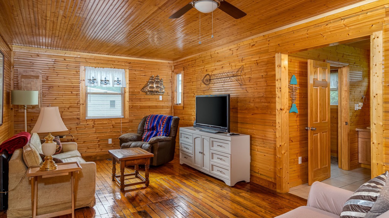 Photo of Livingroom in Deltaville