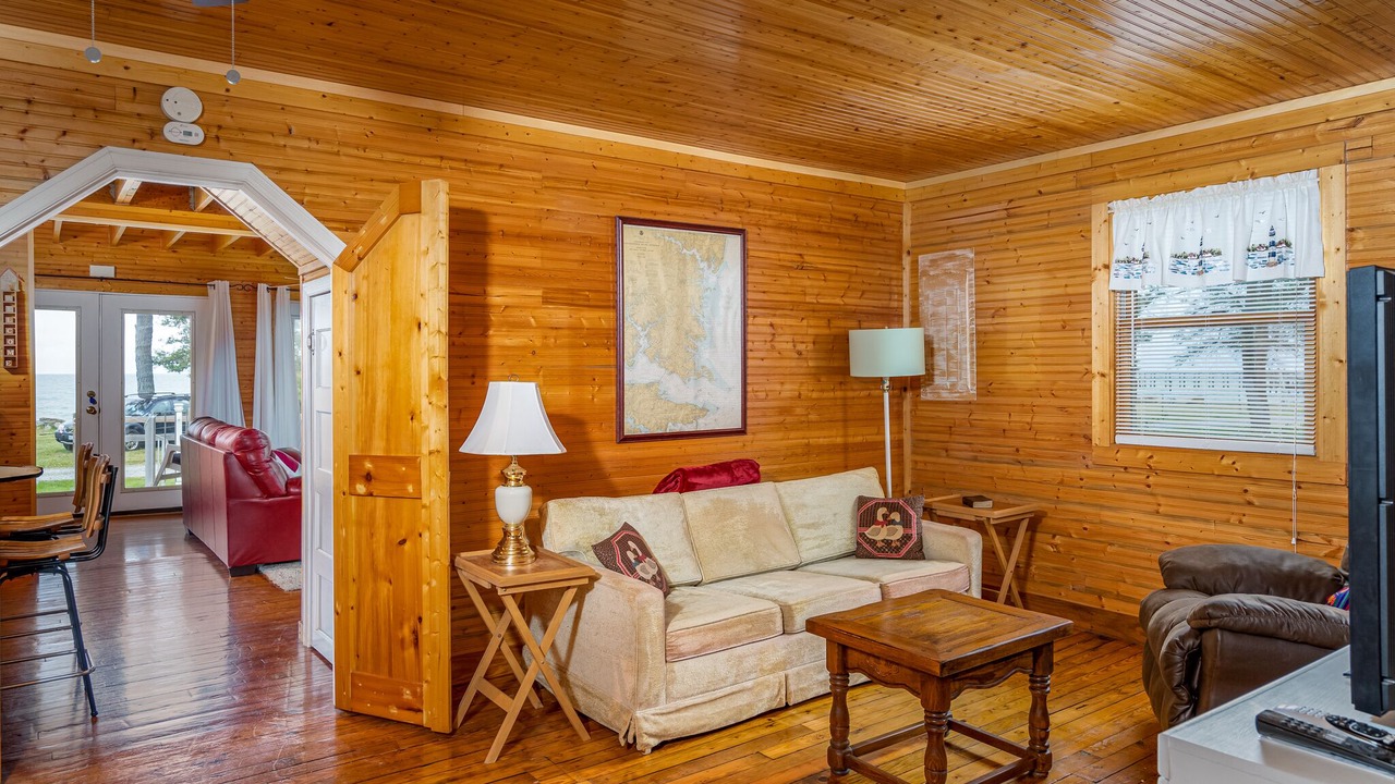Photo of Livingroom in Deltaville