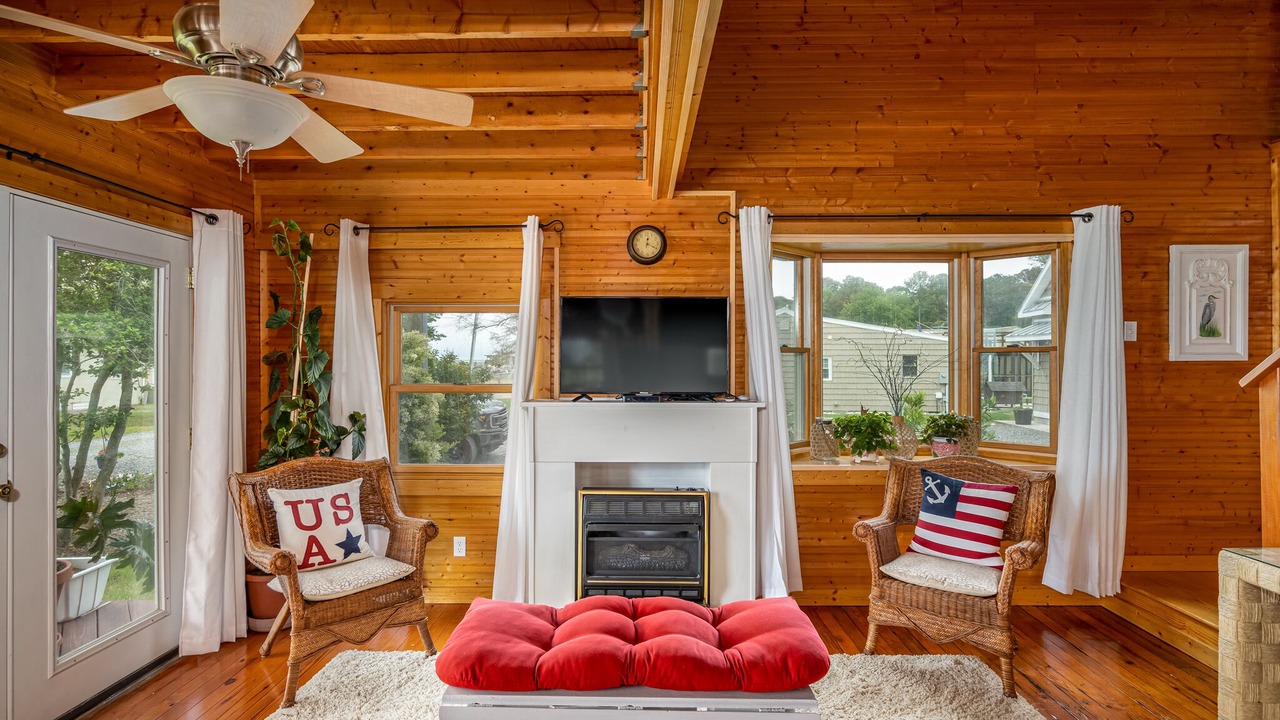 Photo of Livingroom in Deltaville