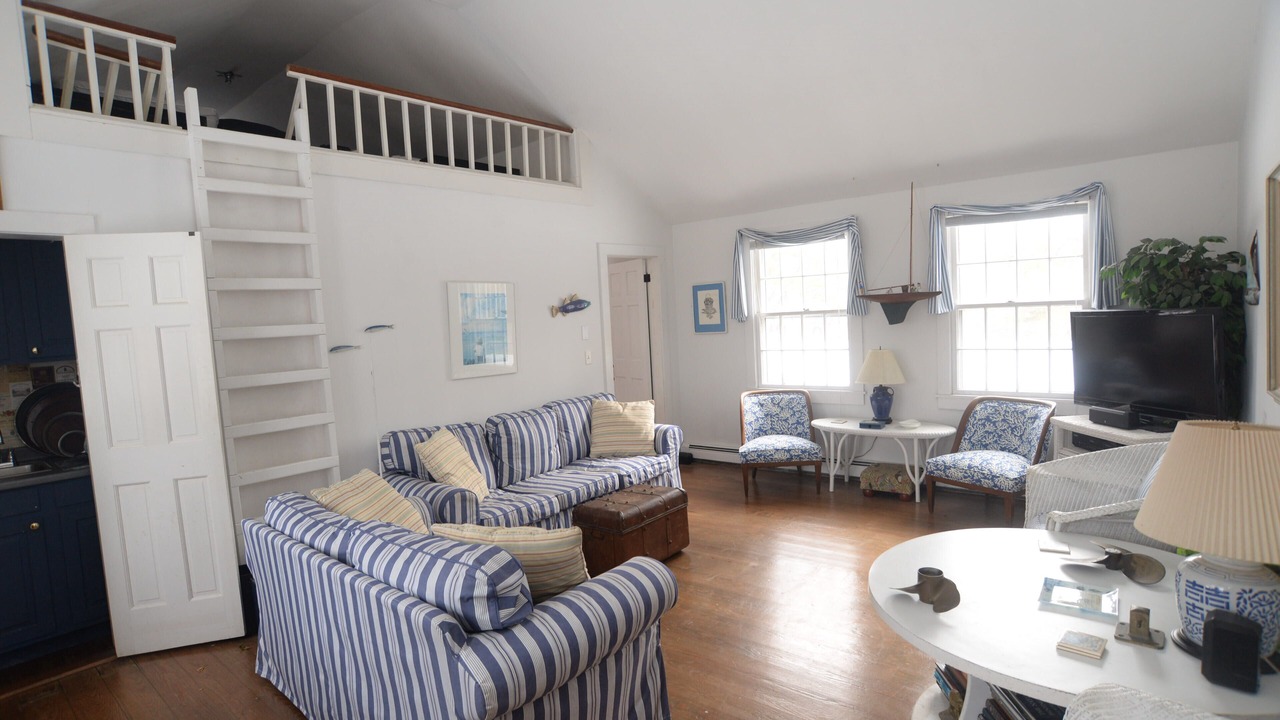 Photo of Livingroom in Truro