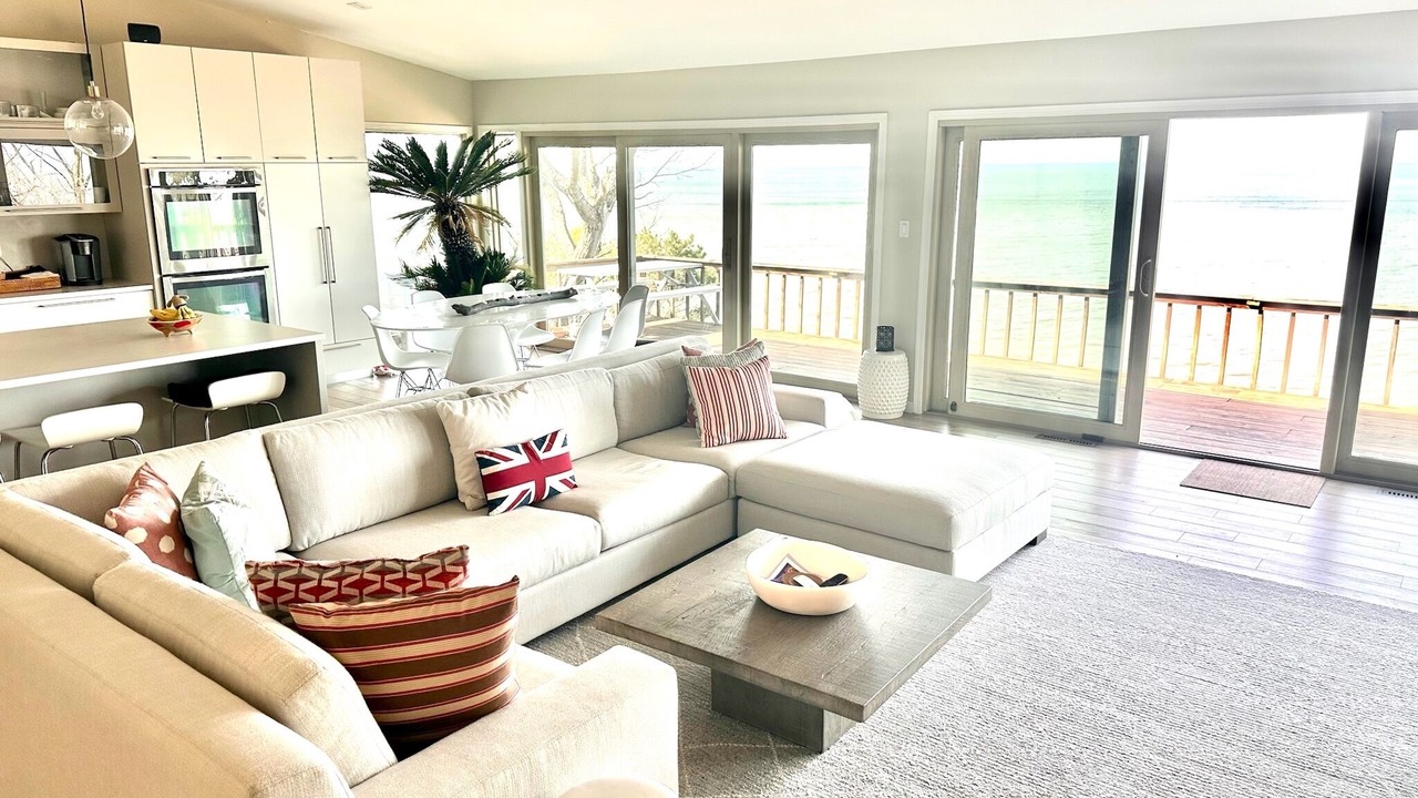 Photo of Livingroom in Beverly Shores
