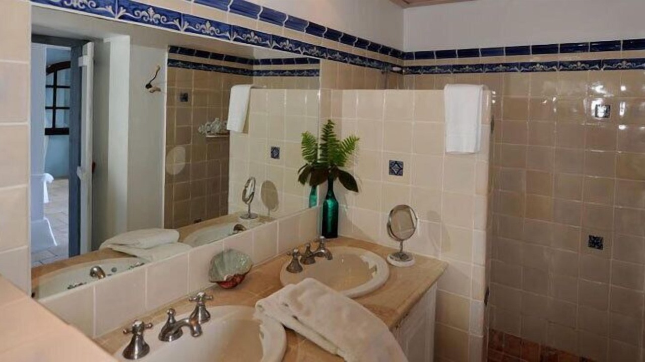 Photo of Bathroom in Grand Cul-de-Sac