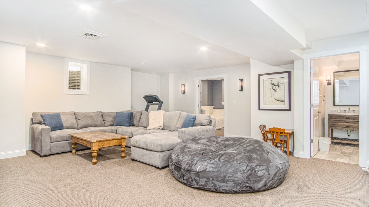 Photo of Livingroom in Grand Beach