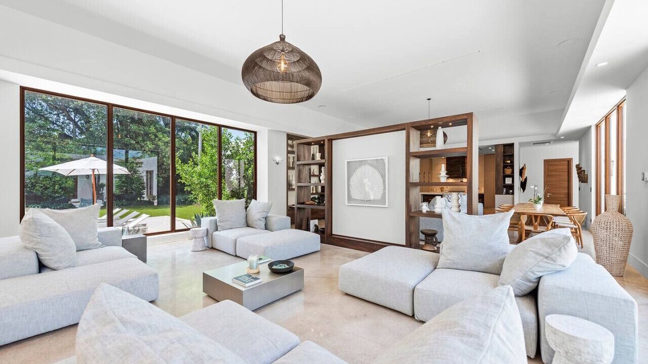 Photo of Livingroom in Bayside Historic District