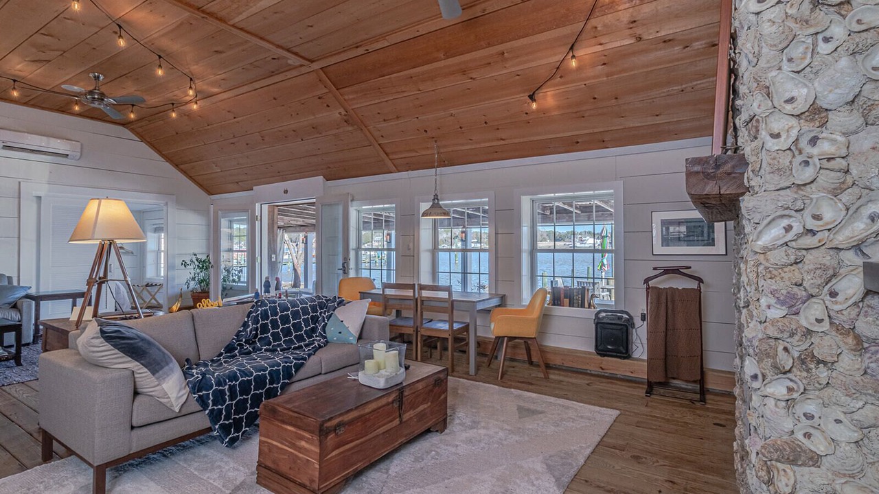 Photo of Livingroom in Weems