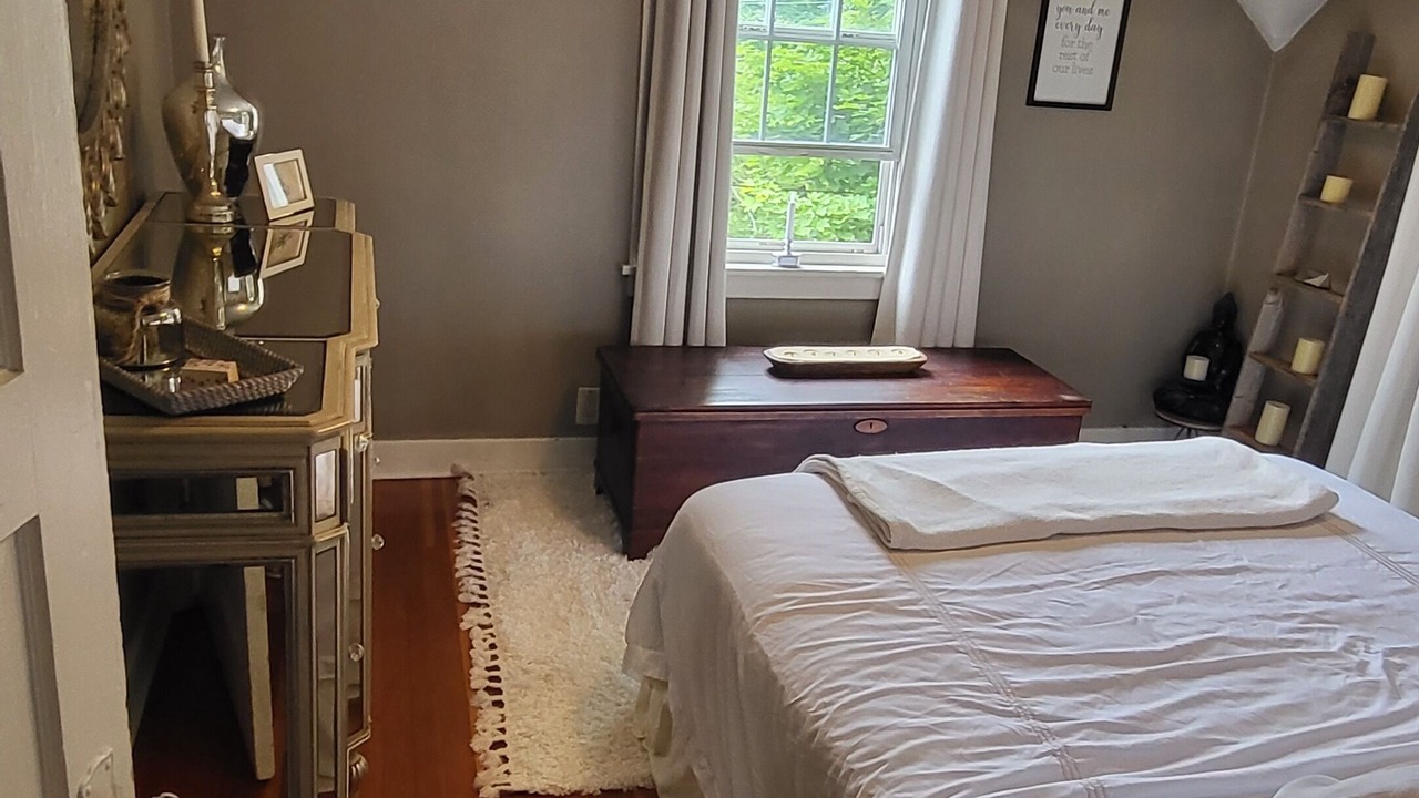 Photo of Bedroom in Halesite