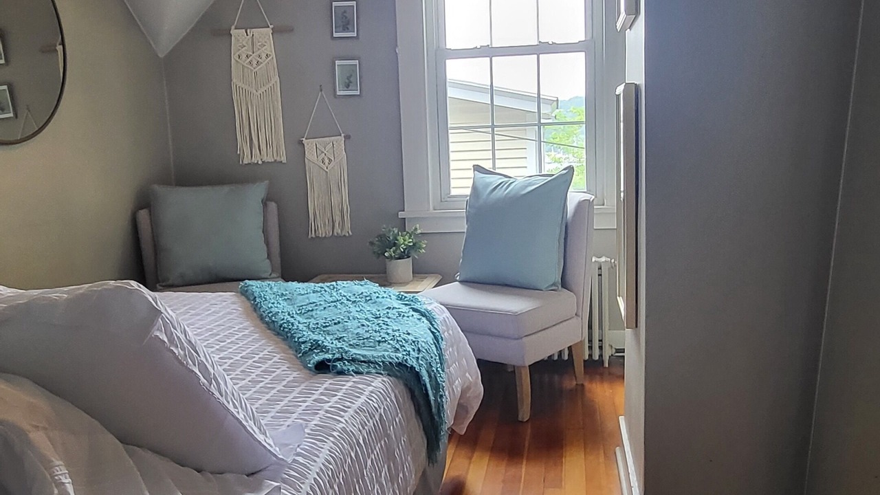 Photo of Bedroom in Halesite