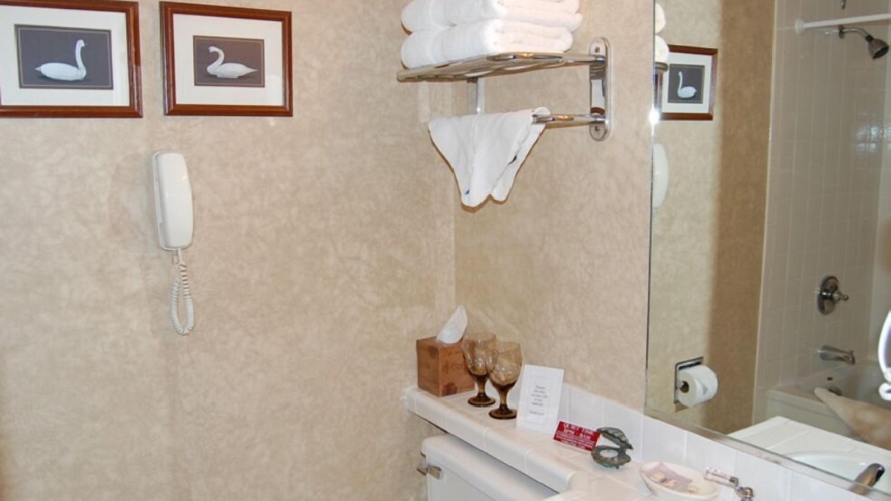 Photo of Bathroom in Deep Hole