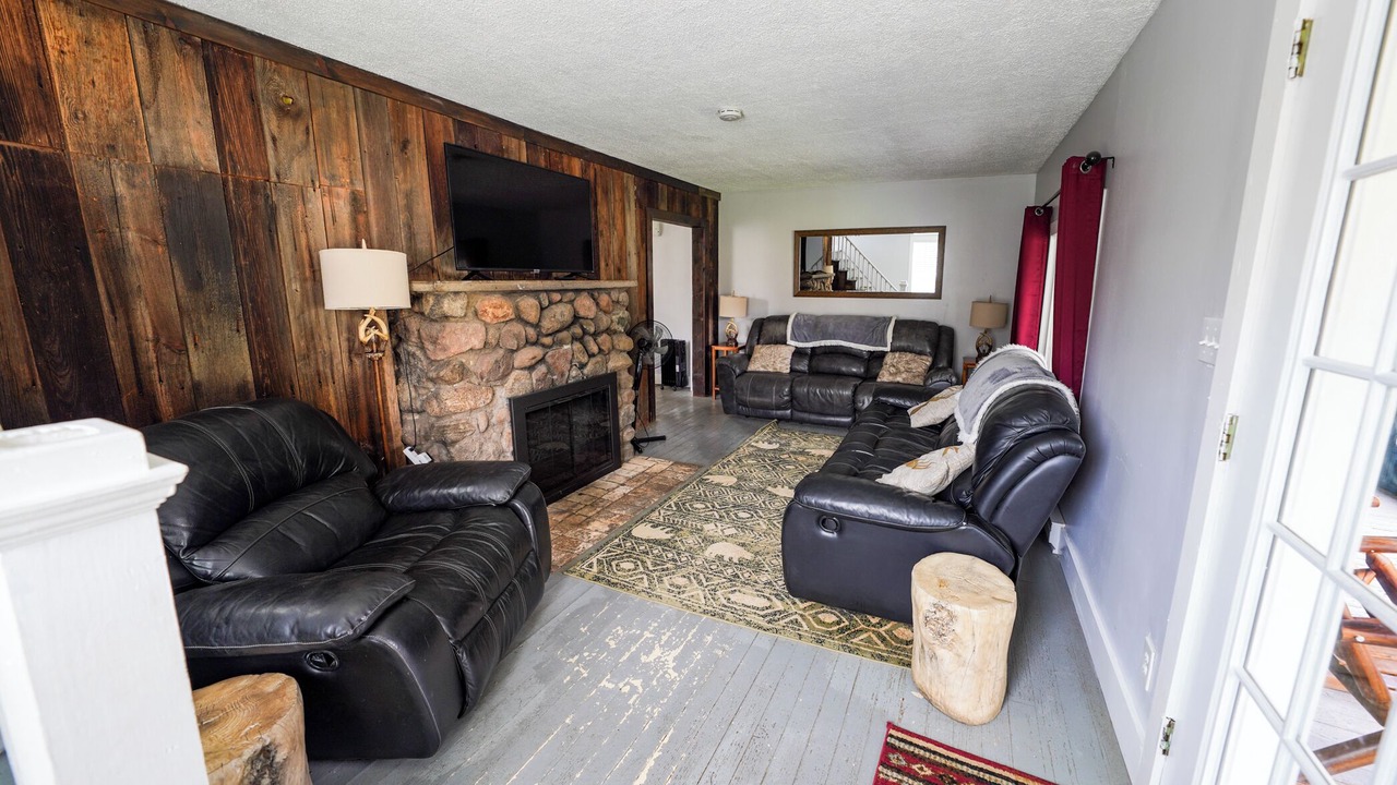 Photo of Livingroom in Boonville