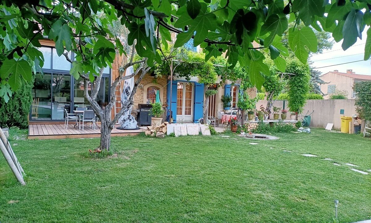 Photo of Patio Balcony in Entraigues-sur-la-Sorgue