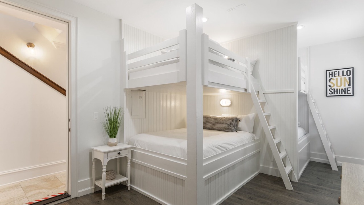Photo of Bedroom in Delos
