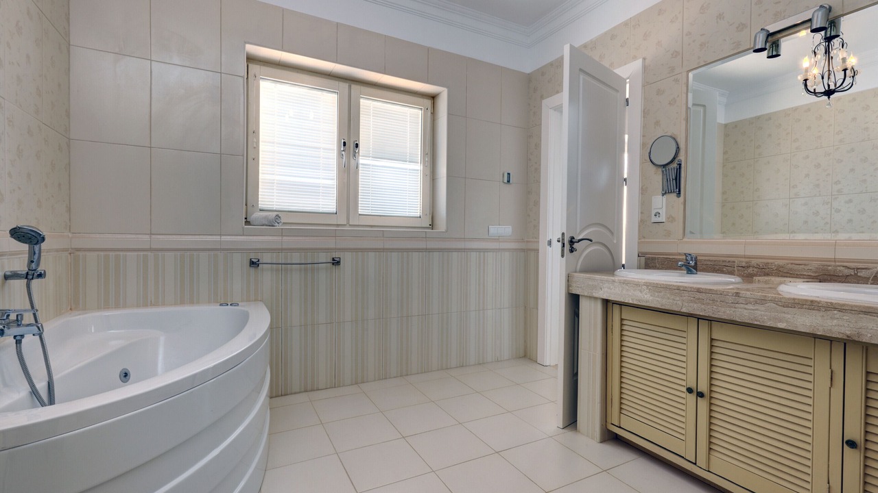 Photo of Bathroom in Alcorrin