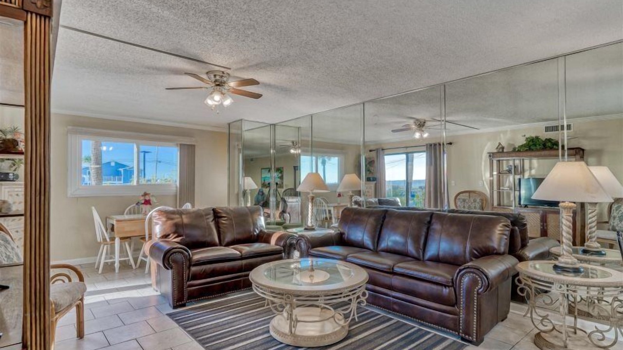 Photo of Livingroom in Biltmore Beach