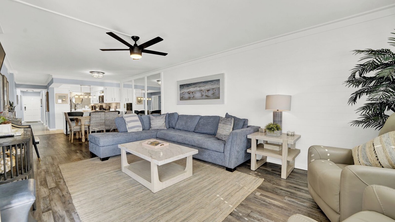 Photo of Livingroom in Biltmore Beach