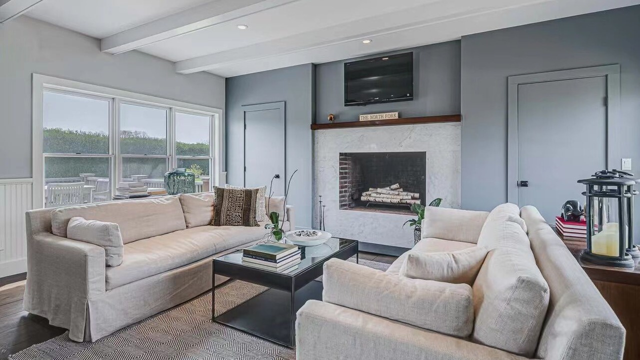 Photo of Livingroom in Aquebogue