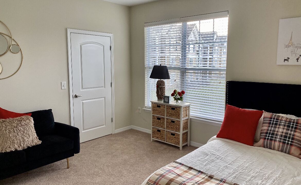 Photo of Bedroom in Coliseum Central